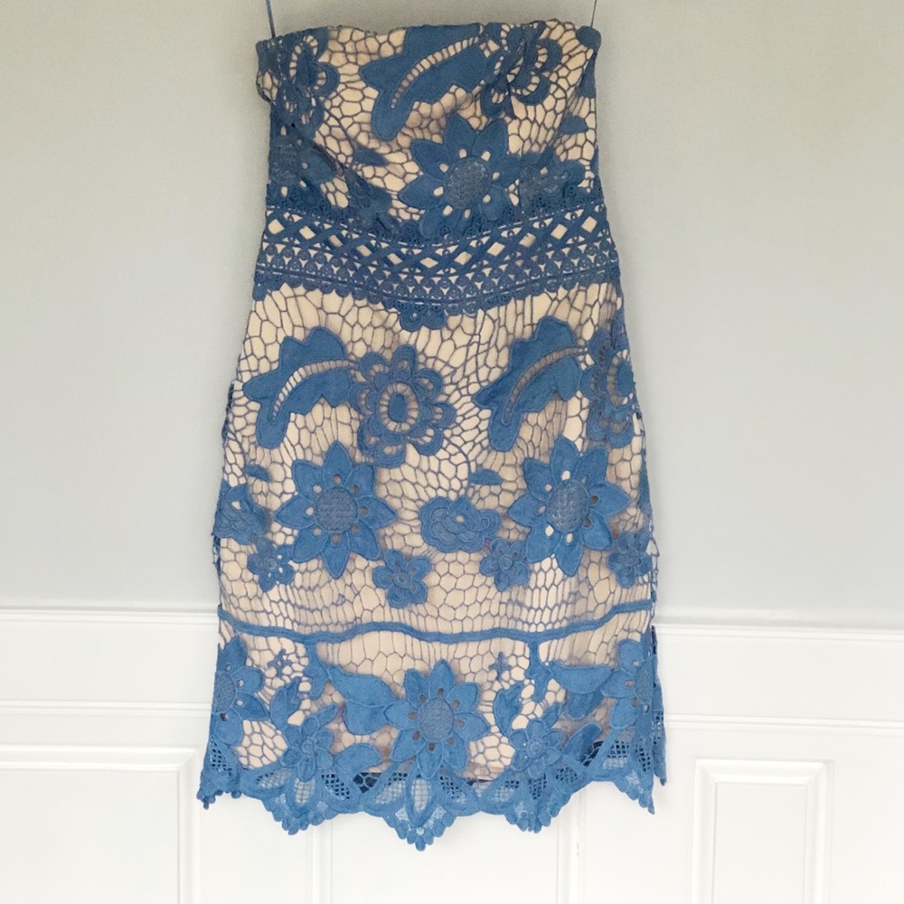 Blue sleeveless lace dress